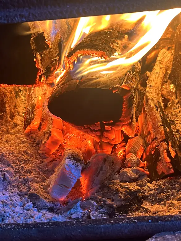 Glut und Flammen im Holzofen