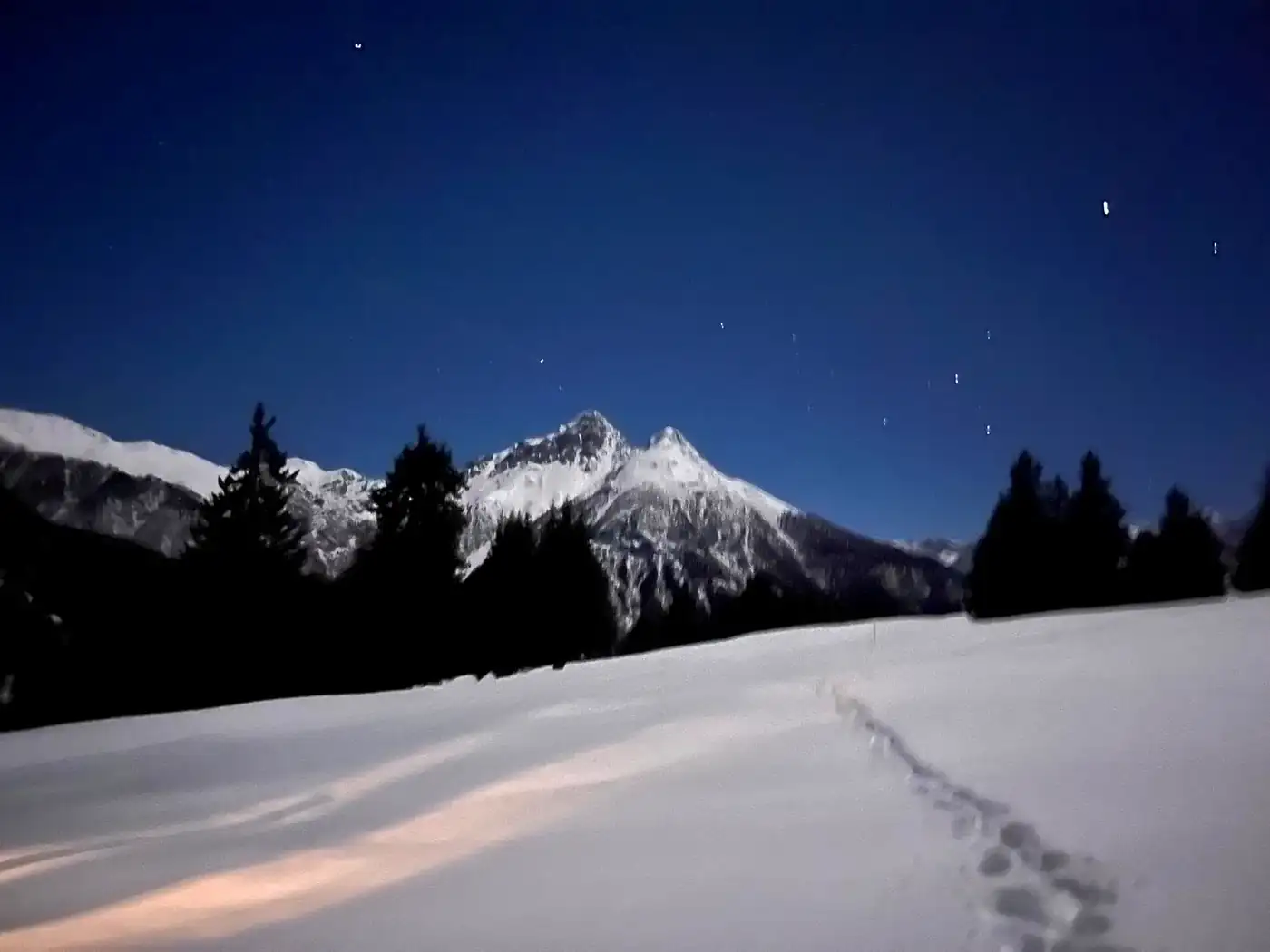 Das Haus in der Winternacht, Licht in den Fenstern, Schnee ringsum